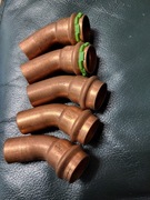 Złączka Cu22 kolanko 1k 45° zacisk