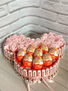 Zestaw Prezentowy Serce – Kinder Joy & Róże