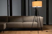Lampa podłogowa na trójnogu z dużym beżowym abażurem