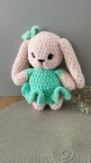 Króliczek Minty ręcznie robiona maskotka szydełkowa amigurumi w sukience