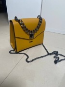 Żółta skórzana torebka Venezia – usztywniana, styl włoski