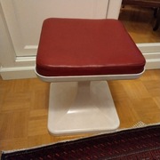 Plastikowy czerwono-biały taboret. Polski PRL, lata '70
