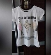 Biała bluzeczka, napisy OU OTHERA r.S