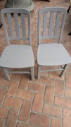 Sprzedam dwa ładne, solidne krzesła sosnowe 
