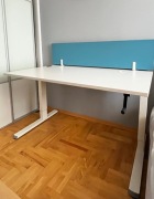 Biurko Haworth z regulacją wysokości na korbkę + turkusowa przegroda