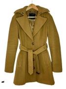 Musztardowy płaszcz Amisu (New Yorker)