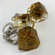 Brelok z żywicy z zatopionymi kwiatkami.  