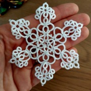 Dekor na choinkę śnieżynka frywolitka biala 8,5 cm