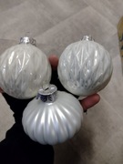 Trzy szklane bombki perłowe