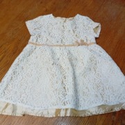 piękna koronkowa -kremowa na podszewce sukienka -rozmiar  80cm