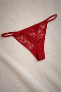 Czerwone stringi damskie używane - jedna sztuka - rezerwacja