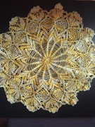 Żółta serwetka z motywem tulipanów, na szydełku 