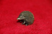 miniaturowy jeż - odlewana figurka z brązu