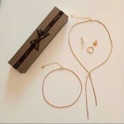 Nowy zestaw 5 sztuk biżuterii w złotym kolorze firmy Stradivarius