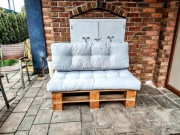 Sofa na paletach z wygodnymi poduchami 