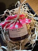 Świeca dekoracyjna handmade w słoiku, jagodowy dżem, aromat leśnych owoców