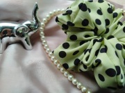 Gumka scrunchies XL limonkowa w czarne kropki