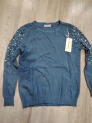 Sweter z perełkami na rękawie