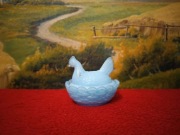 Mała szklana kura solniczka 