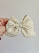 Muślinowa spinka ecru w złote kropeczki kokardka