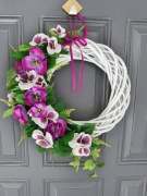 Ręcznie zdobiony wianek na drzwi z foletowo białymi bratkami