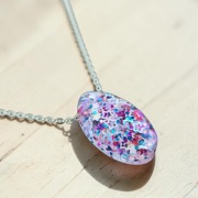 Naszyjnik z brokatem i serduszkami – żywica handmade