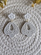 Duże geometryczne kolczyki z gliny polimerowej w kolorze białym