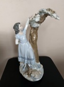 Duża wyjątkowa, porcelanowa figurka Lladro "Dziewczyna i ptak w gnieździe"