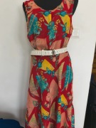 Kolorowa sukienka letnia kwiaty czerwona lekko rozkloszowana