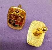 To spinka do mankietu przedstawiająca herb Queensland, stanu w Australii