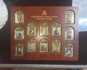 Kolekcjonerski zestaw pozłacanych medali z wizerunkami Matki Bożej