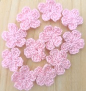 Małe kwiatki kwiatuszki zrobione na szydełku średnica około 1 cm