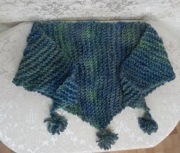 Cieniowana chusta robiona na drutach, rękodzieło, odcienie niebieskiego