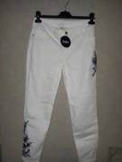 Białe spodnie/ jeansy z niebieskim haftem w kwiaty/ kwiatki rozm 40 buffalo