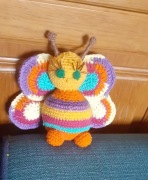 Zabawka  motylek szydelkiem robiona 