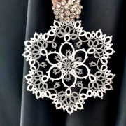 Dekor na choinkę śnieżynka frywolitka bialo-srebna