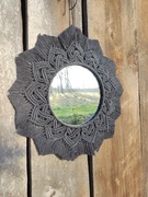 Czarna makramowa mandala z lustrem w stylu Boho 
