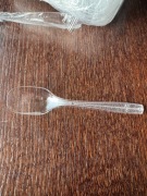 paczka przezroczystych, plastikowych łyżeczek deserowych (100 sztuk).