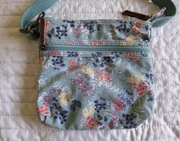 Mała torebka na ramię listonoszka crossbody FatFace w kwiaty