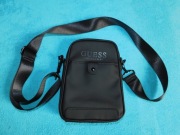 GUESS torba saszetka listonoszka nerka czarna