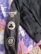 NEW ERA KURTKA NBA PATCH VARSITY JACKET NBA ALL OVER BLK