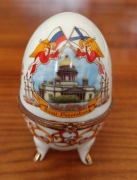 Jajo porcelanowe a'la Faberge. Otwierane w formie szkatułki.