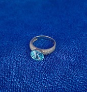 Srebrny pierścionek z błękitnym kamieniem i cyrkoniami