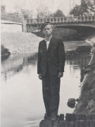 Fotografia vintage chłopak przy rzece most retro PRL kolekcjonerskie