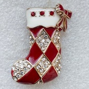 Broszka Monet z bożonarodzeniową skarpetą, czerwoną emalią i kryształkami 