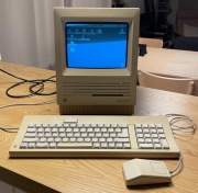 Apple Macintosh SE, klawiatura, myszka - karta Blue SCSI - Działający
