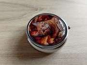 Ozdobne metalowe pudełeczko, kieszonkowa szkatułka - rudy kotek w liściach