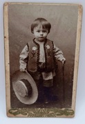Stara fotografia ,kartonik maly chlopiec z kapeluszem i laską