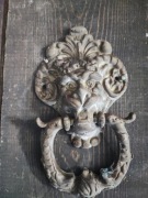 Stara kołatka do drzwi z mosiądzu