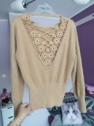 Sweter damski beżowy  z efektowną koronką  na plecach L